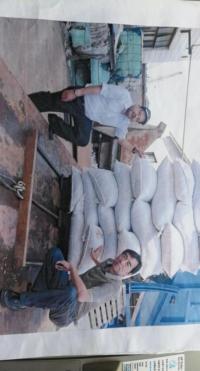 汤学忠与沙特哈比先生在国内生产现场测试托盘现场